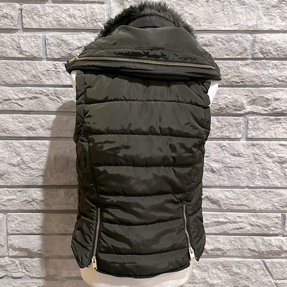 Puffer vest with fur neck and hidden hood - Picture 3 of 6